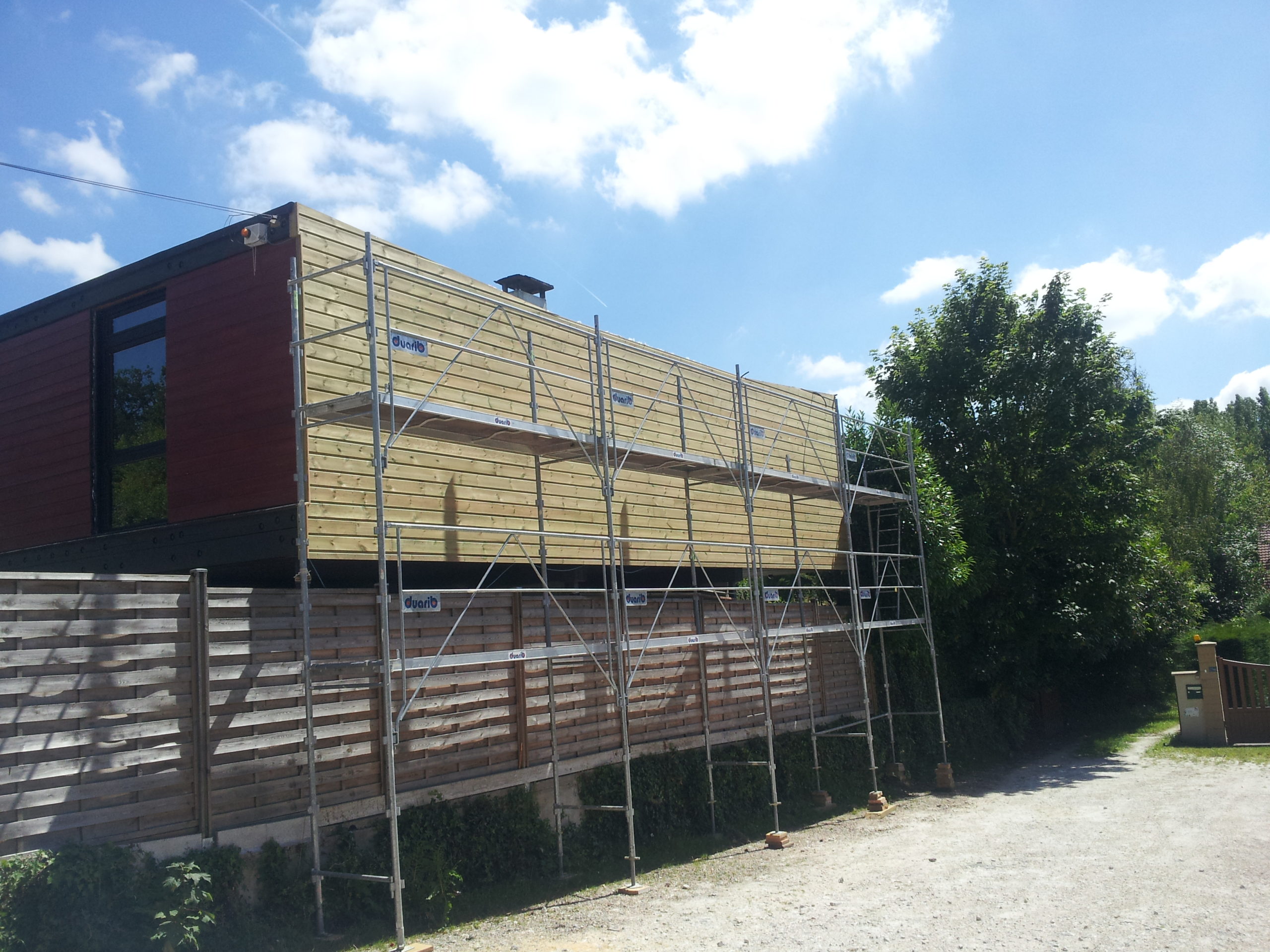 Travaux sur la façade d’une maison à Marcoussis, bardage et isolation