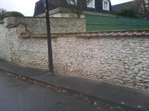 Mur de clôture après nettoyage