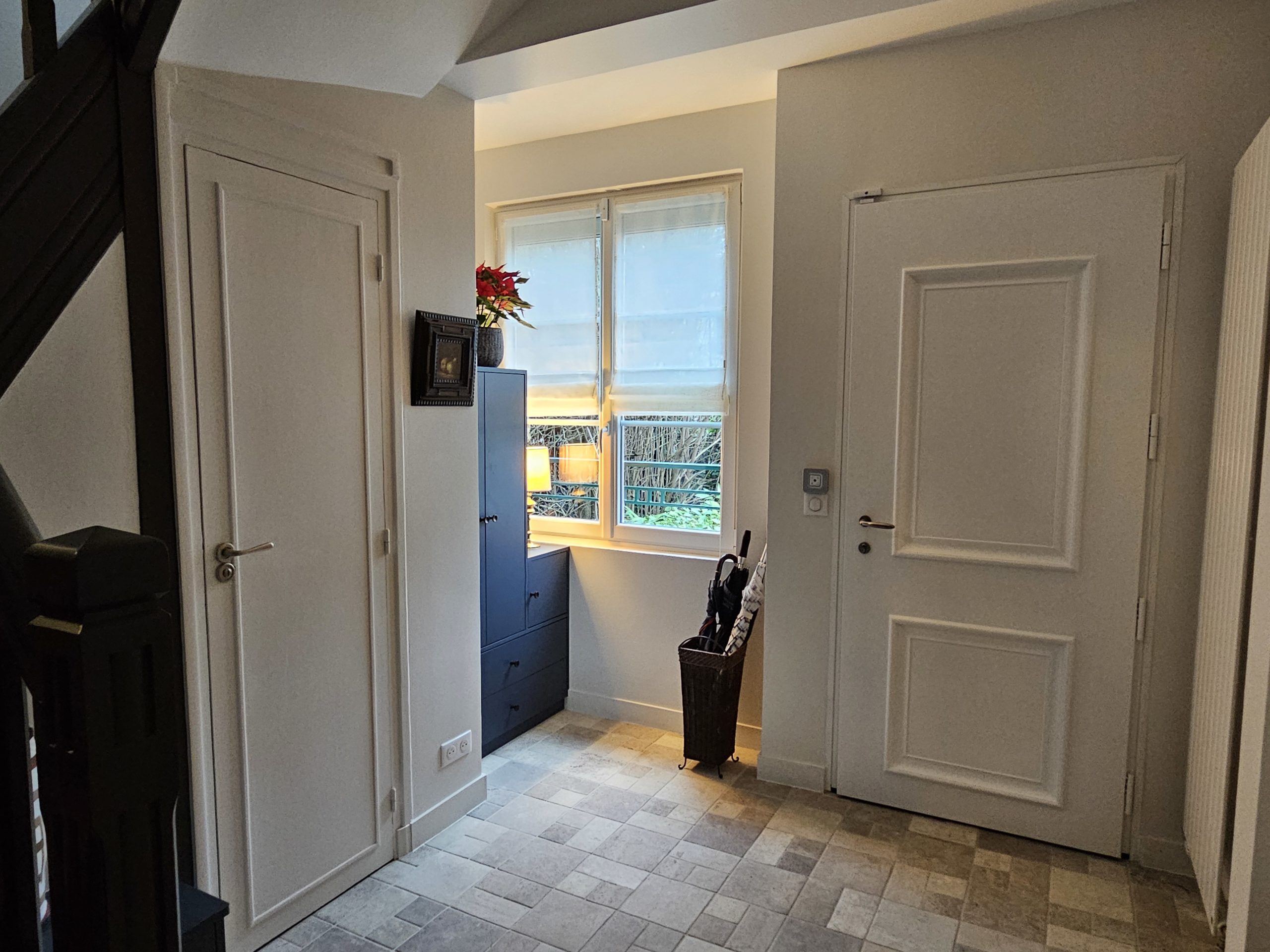 rénovation d'une entrée de maison supervisée par un courtier en travaux (Artech Habitat)