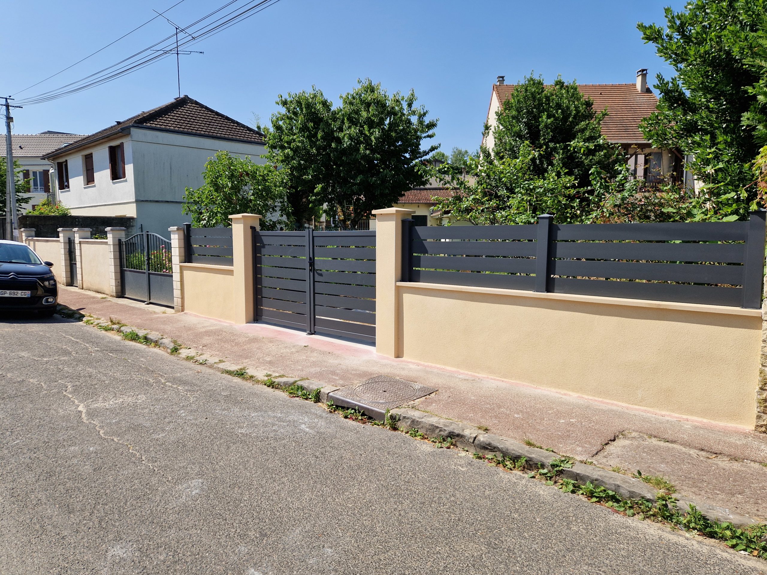 Rénovation d’un portail et des clôtures extérieures suite à une crue.