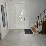 Pose d'un nouveau carrelage dans une entrée