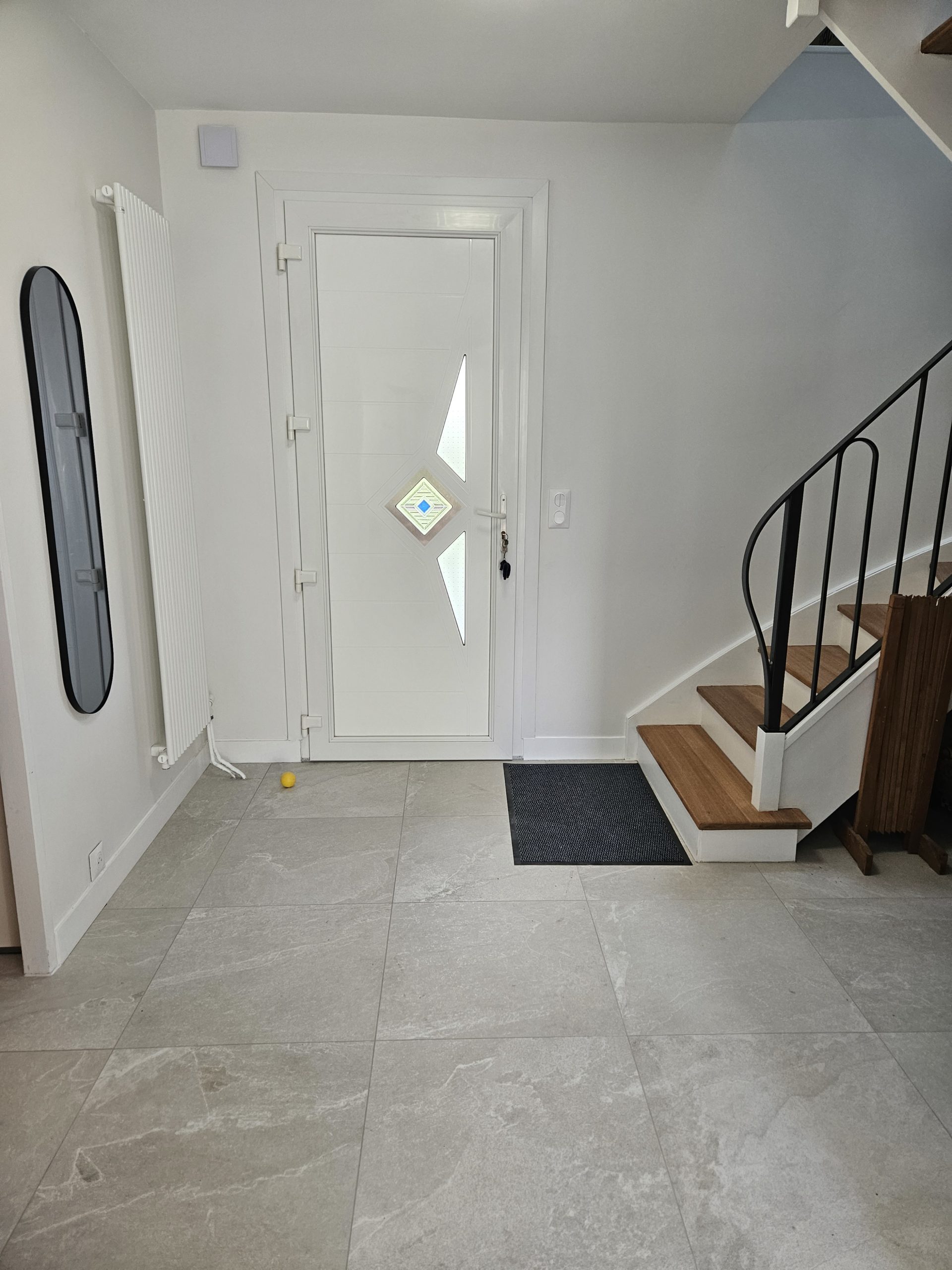 Pose d'un nouveau carrelage dans une entrée
