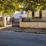 Clôture extérieure avant la rénovation par Artech Habitat