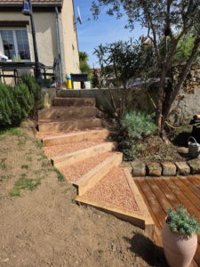 escalier d'une terrasse après rénovation par Artech Habitat