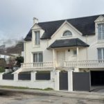 Façade d'une maison après ravalement par Artech Habitat