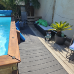 Terrasse de piscine délabrée avant rénovation par Artech Habitat