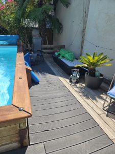 Terrasse de piscine délabrée avant rénovation par Artech Habitat