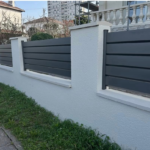 Ravalement du mur extérieur d'une maison par Artech Habitat