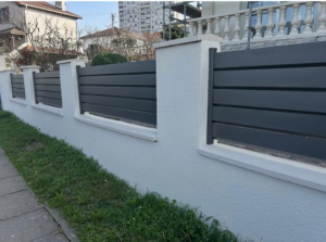 Ravalement du mur extérieur d'une maison par Artech Habitat