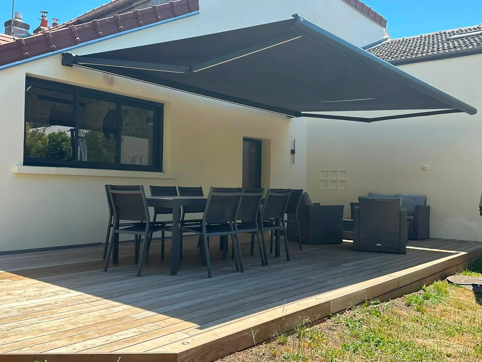 Terrasse bois et store banne : un aménagement extérieur confortable à Vauhallan